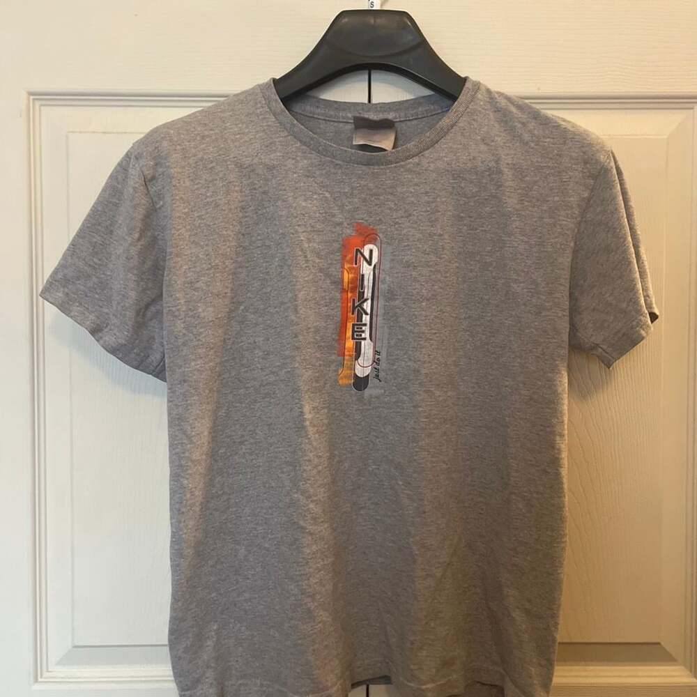 Nike Graphic T-Shirt Size L Gray Short Sleeve Tee